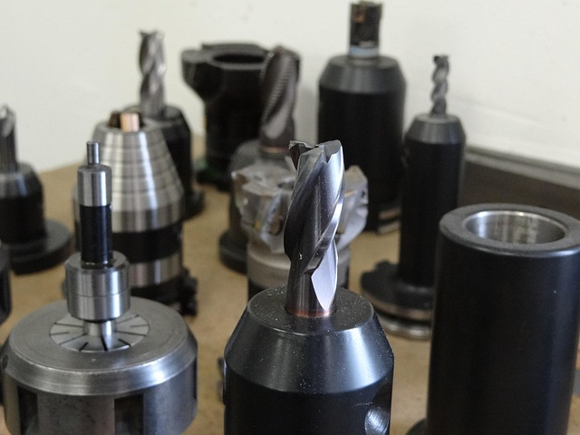 As distinções de cor da broca na usinagem CNC não são arbitrárias; indicam propriedades materiais, funções específicas, identidade de marca e auxiliam na segurança e organização, garantindo uma operação suave da máquina e produção de peças de alta qualida